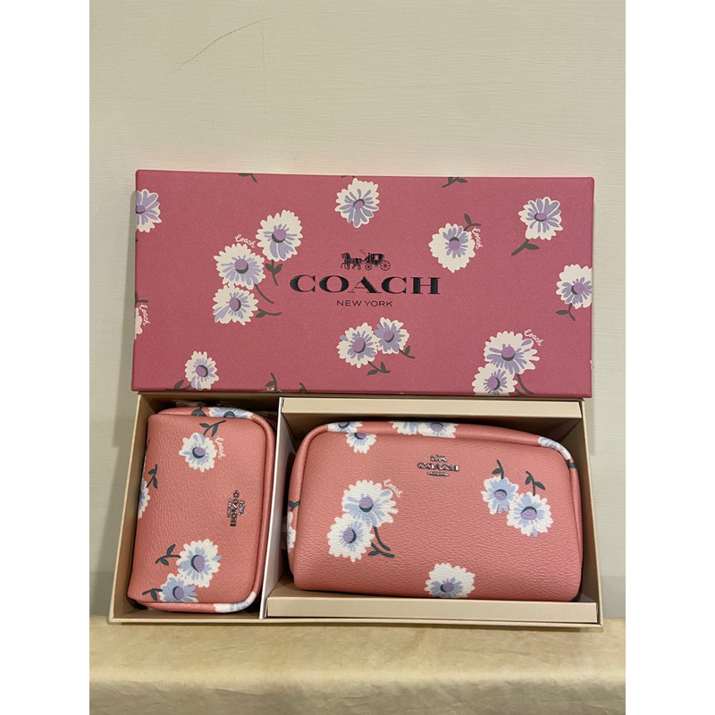 正品🇺🇸美國經典品牌～台灣現貨全新Coach 乾玫粉小雛菊🌼碎花系列收納包、化妝包絕版禮盒組