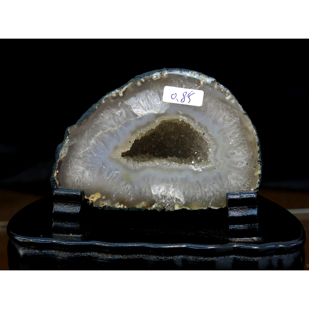 [[晶晶洞洞]]原皮巴西瑪瑙白水晶洞.重0.85公斤.