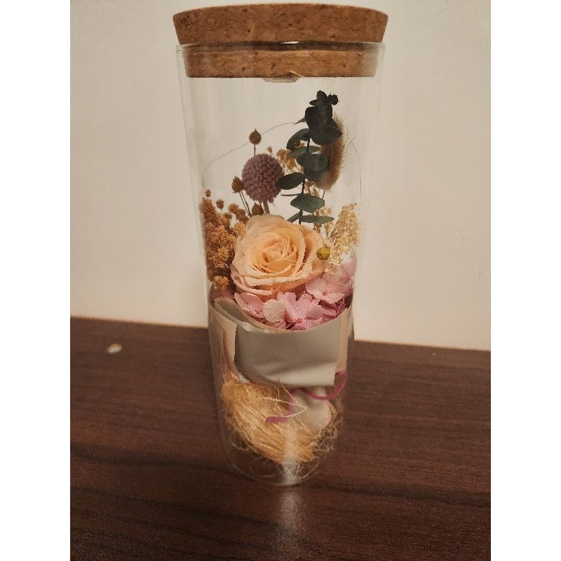 玻璃瓶內的玫瑰乾燥花