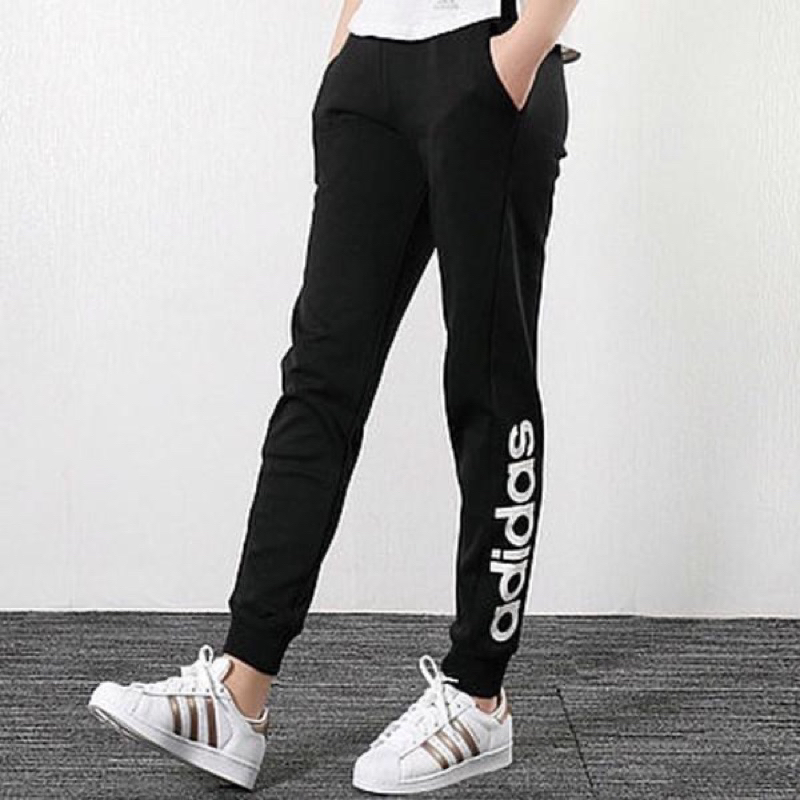 《現貨商品》愛迪達 adidas logo女款 運動棉褲 縮口褲 DP2398