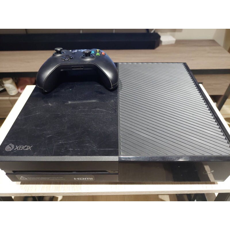 XBox one 主機附2隻原廠手把 (二手）