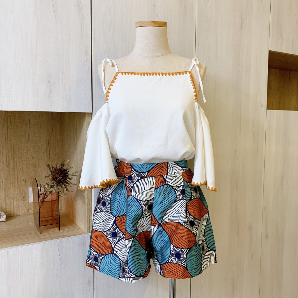 正韓現貨🇰🇷 全新 SELLY 花邊小性感露肩荷葉袖花袖滾邊綁帶上衣-白