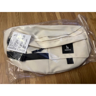 HAZZYS 休閒斜揹包 米白色