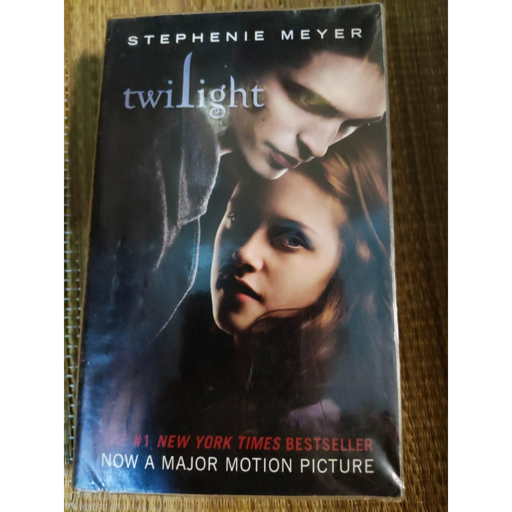 暮光之城英文版小說 twilight 第一集 5成新 內頁乾淨 中重度泛黃