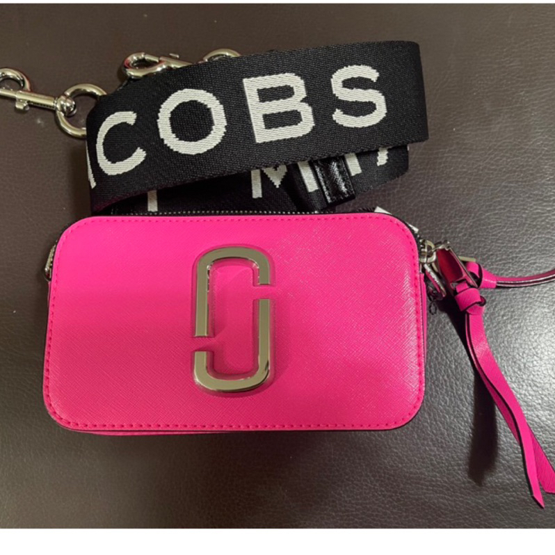 （真品廉售）Marc Jacobs 螢光粉色迷你相機包