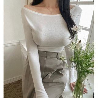 Winni Shop✈️正韓 船型領素面長袖上衣 長袖T ㄧ字領 上衣 露肩 斜肩 百搭 基本款 素T 貼身 女裝 代購