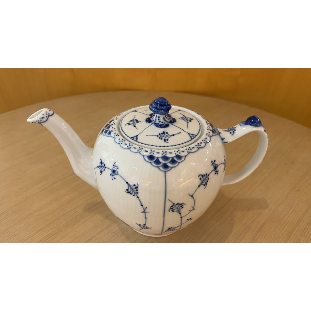 丹麥哥本哈根Royal Copenhagen 《半花邊唐草─1000ML茶壺—正櫃特惠品》