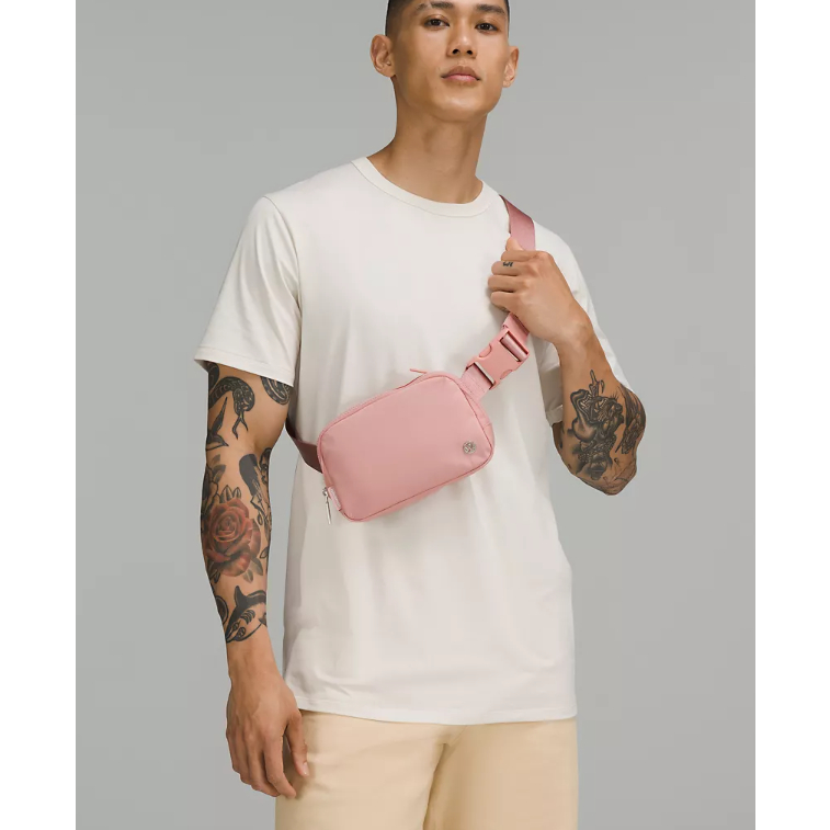 全新lululemon Everywhere Belt Bag 1L 腰包/側背包,粉色