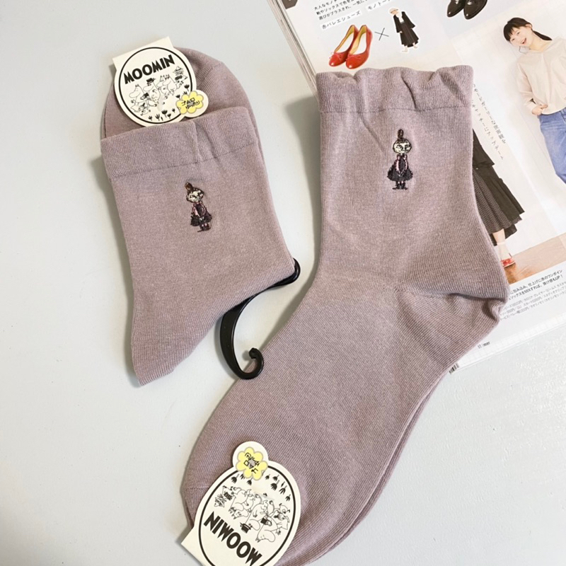 [現貨🇯🇵🔜] MOOMIN 美寶 刺繡 文青 素色 中筒襪 日本進口 粉藕色 日本襪子
