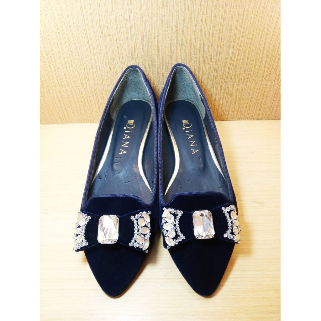 日本品牌【 DIANA】典雅貴族藍絨布亮鑽鑲飾平底鞋 日本製 (22.5)