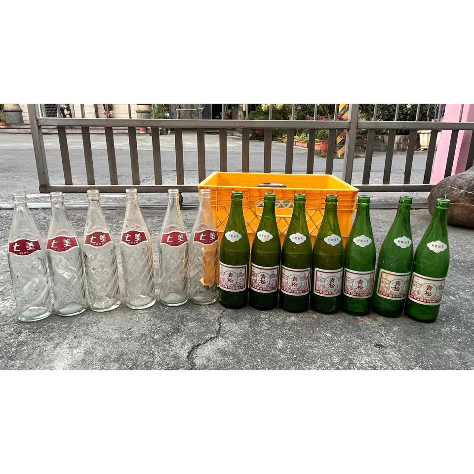 省錢二手拍賣─早期 汽水玻璃瓶，汽水瓶，七美、青松，共13瓶一起出售，含塑膠籃。