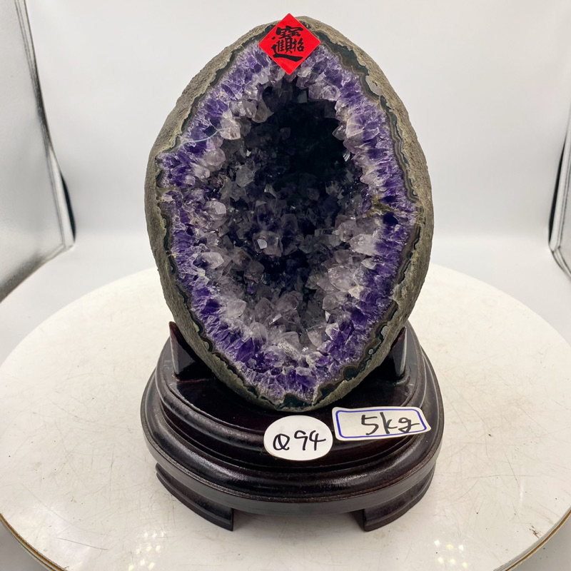 H3014頂級ESP烏拉圭玄武岩原皮紫水晶洞  含座重5kg ，高25cm，寬度17cm厚度19cm洞深5cm（紫晶洞