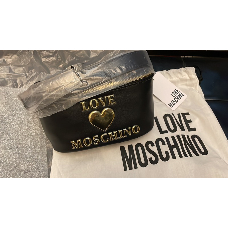 【MOSCHINO】LOVE MOSCHINO 正品牌 金 LOGO胸口包腰包(黑)