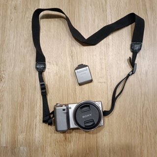 SONY數位相機，微單眼相機，二手，保存良好，沒有電池及記憶卡，但有轉換卡，附閃光燈，型號NEX-5