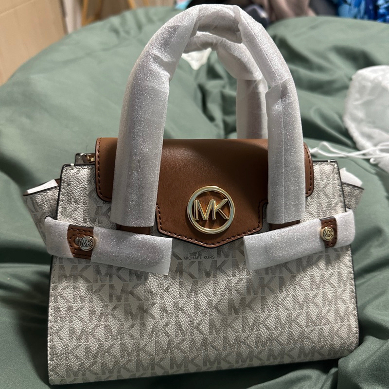 免運可議-MICHAEL KORS CARMEN 金字LOGO滿版混搭皮革翻蓋兩用包(白咖雙色)托特包 手提包 肩背包