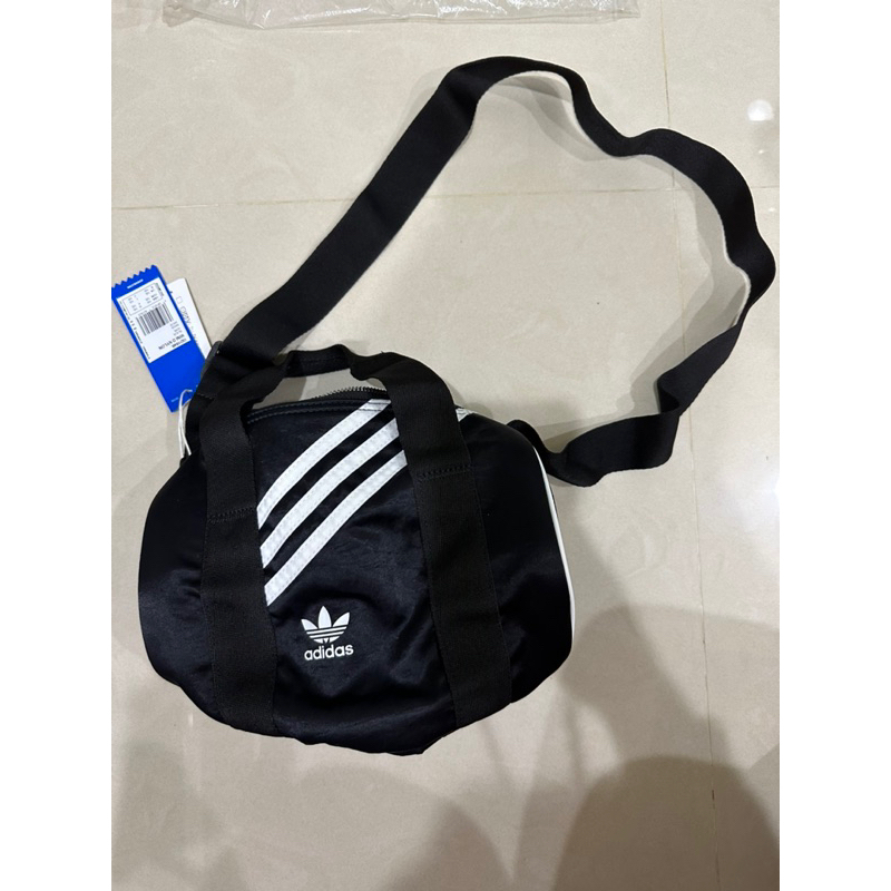 愛迪達 ADIDAS MINI DUFFEL BAG 迷你手提包 運動包 小型手提袋 圓筒包 黑色緞面