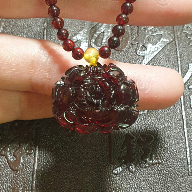 ☆瓶子羊☆【 牡丹花天然血珀吊墜+彩虹珀珠鍊 項鍊 毛衣鍊 】