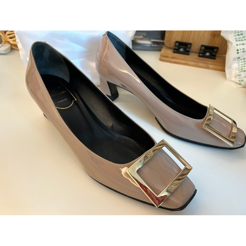 ［二手]Roger Vivier Belle Vivier金屬扣單層皮鞋 37號奶茶色