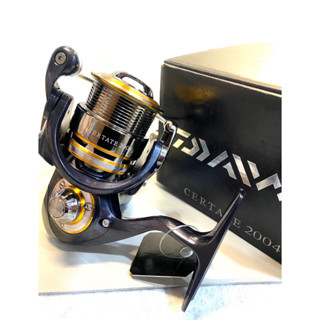 ☆鋍緯釣具網路店☆DAIWA 大和公司貨 CERTATE 2004紡車捲線器 旋入式握把 全新絕版珍藏美品 日本製造！