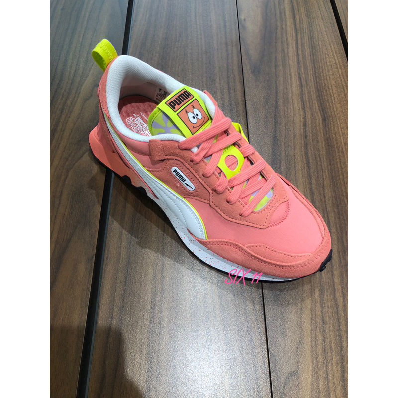 @SIX@PUMA Rider FV SPONGEBOB 派大星 聯名 休閒鞋 男女款 情侶鞋 粉紅 378544-01