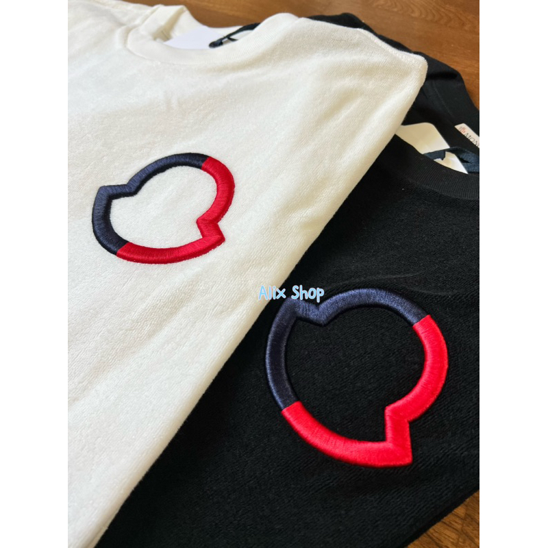 2023 Moncler  春夏新款、立體 紅、藍刺繡Logo、男女可穿 、白色黑色短袖T恤。