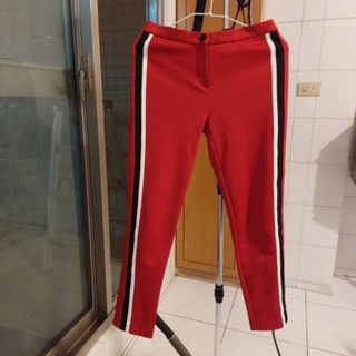 正紅色時尚運動休閒窄管褲兩側拼接黑白色布條