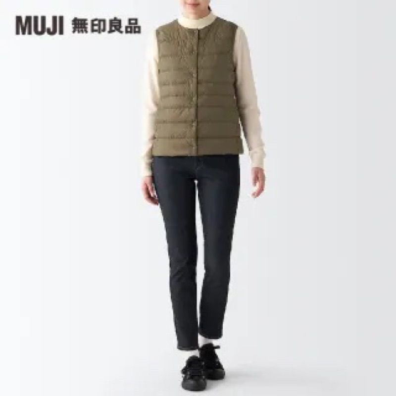 【MUJI 無印良品】女再生尼龍輕量羽絨無領背心 深米 M