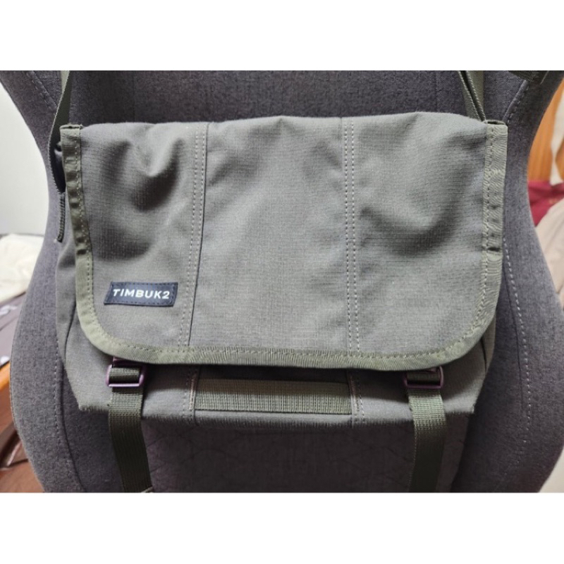 二手9成9新【Timbuk2】Flight Classic Messenger 11 吋輕量平板郵差包(墨綠色)