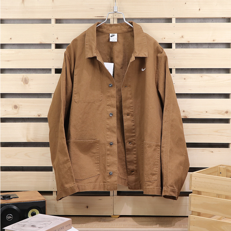 球鞋補習班NIKE NSW LIFE JACKET 立領鈕扣復古口袋刺繡教練襯衫工裝