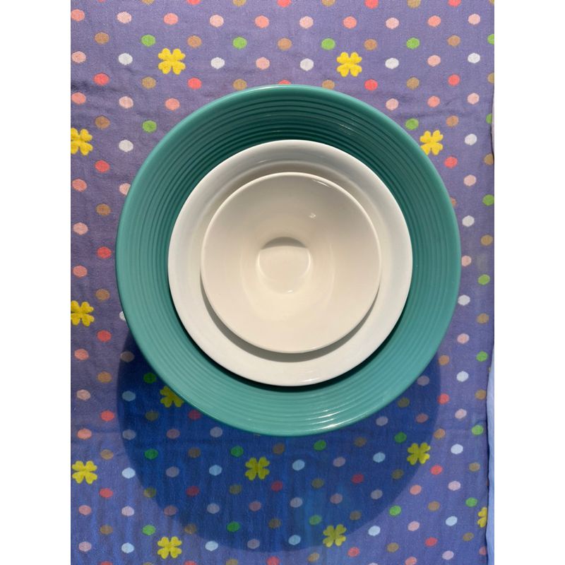 二手品 純白餐具 料理碗 沙拉碗 陶瓷餐具 附綠色造型塑膠收納保護盆 一組三個 （二個白色瓷碗、一個造型盆）搬家出清