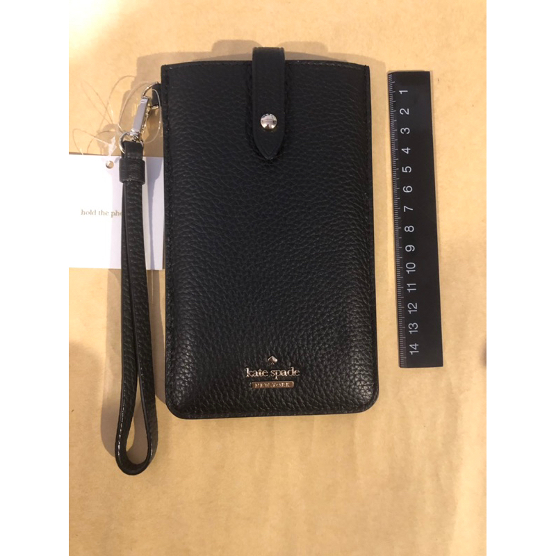 全新Kate Spade黑色手機包/Universal Pebbled Phone Sleeve，加贈頸掛線（2擇1）