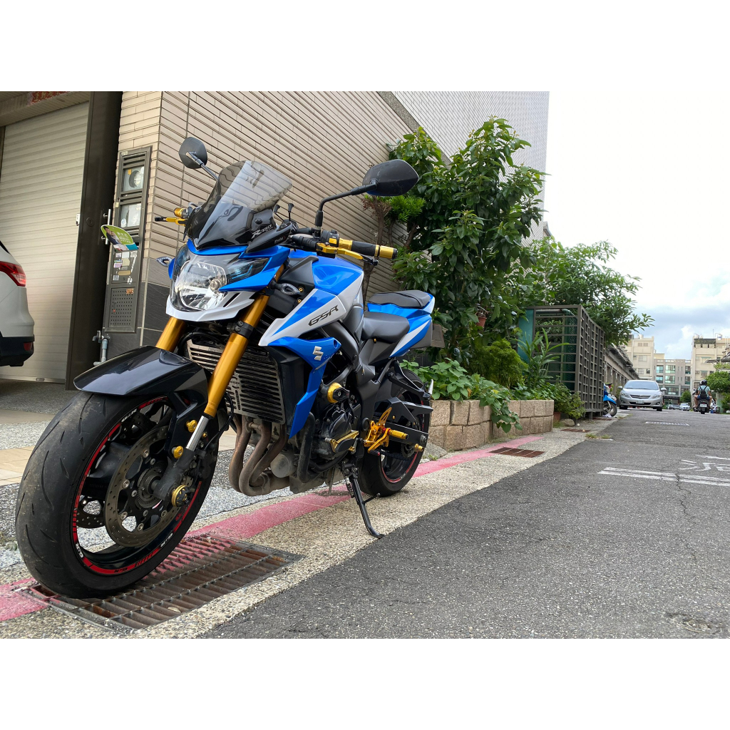 SUZUKI GSR-750