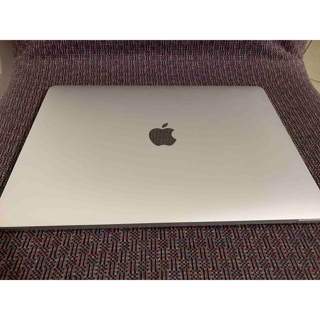 2020 年生產 MacBook Pro_13 英寸，四個 Thunderbolt 3 埠，具備整合式 Touch ID