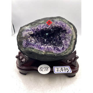 H2998頂級烏拉圭ESP紫水晶洞含座重：2.4kg 高16cm寬17cm厚度15cm，洞深4cm （紫晶洞