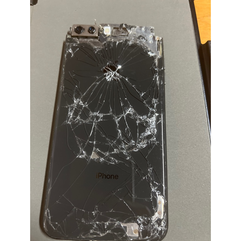 iPhone 8 Plus被車壓過充電有反應有沒有ID鎖清楚零件機