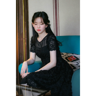 韓國代購KOREA_90 SHOP 清雅氣質網拍MILKCOCOA 黑色立體滿版花朵蕾絲透膚圓領短袖連身後拉鍊短洋裝