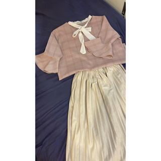 （整套出售）淺粉色韓版V領綁帶上衣+白色長版百褶裙