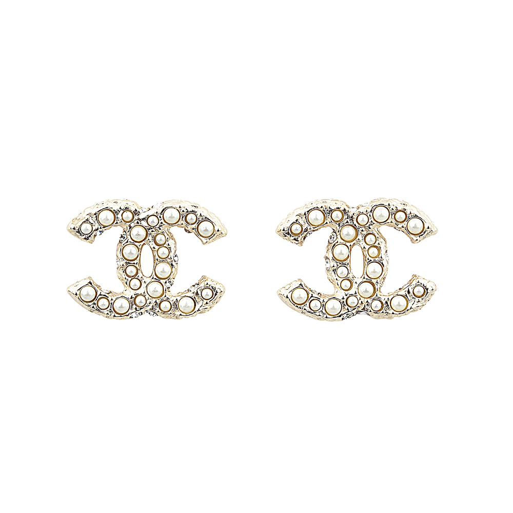 CHANEL雙C LOGO鑲嵌珍珠飾鑲鑽設計穿式耳環(淡金)