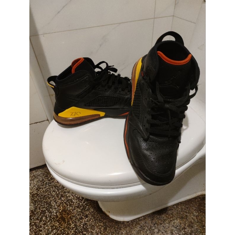 近全新的 NIKE AIR JORDAN MARS 270 LOW AJ黑黃 籃球鞋 氣墊緩震運動鞋