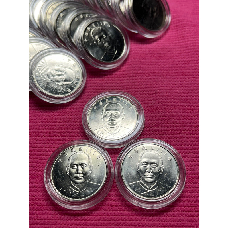 民國111年10元硬幣 拾圓 豹子號 全新 附錢幣小圓盒
