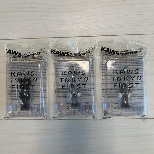 【C&amp;C】KAWS Tokyo First Sponsored By Duo 鑰匙圈 日本 展場限定 半剖 黑白