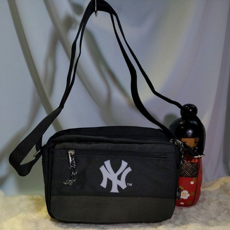 品牌 MLB NY 版 新款洋基logo 掀蓋側背包 - 黑色，大聯盟爆款出遊必備 時尚百搭，多層次好收納，帥氣爆表
