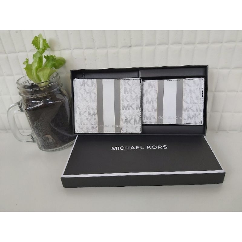 全新 Michael kors 滿版MK logo 防刮皮革皮夾 短夾 1+1禮盒組