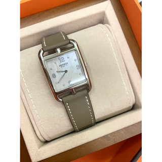 現貨Hermès 愛馬仕Cape Cod Swift小牛皮簡約鋼框貝母鑽盤女仕手錶腕錶 大象灰錶帶/29mm🉑️無卡分期