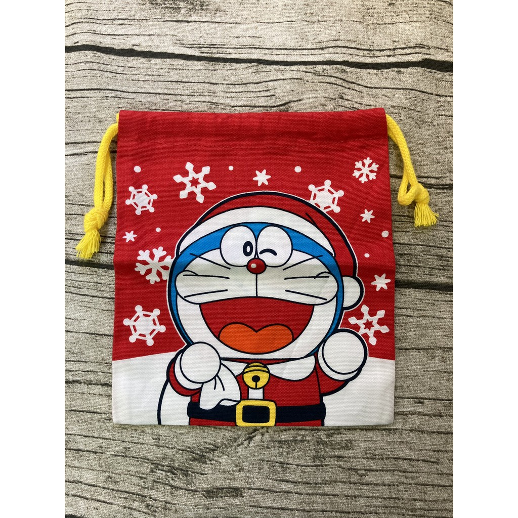 日本 正版 哆啦A夢 小叮噹 多拉A夢 束口袋 收納袋 聖誕節 聖誕 聖誕老公公 紅色