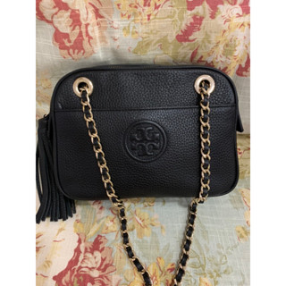 [ TORY BURCH ] 經典黑LOGO縫線荔枝紋·流蘇皮革金屬鍊帶斜肩側背包