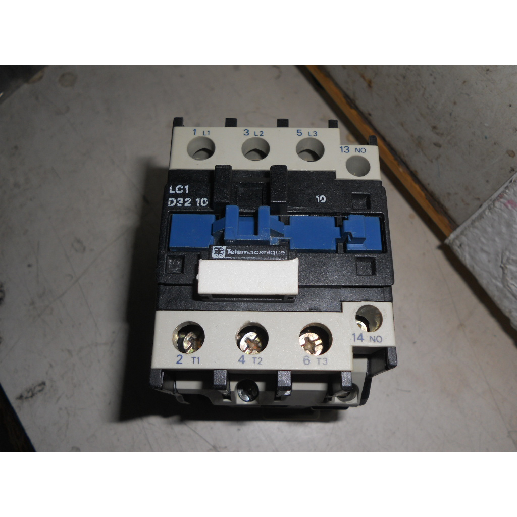 施耐德LC1D3210 M7 220-230V交流接觸器LC1D3210 B7 24V 10HP 電磁接觸器(D1箱)