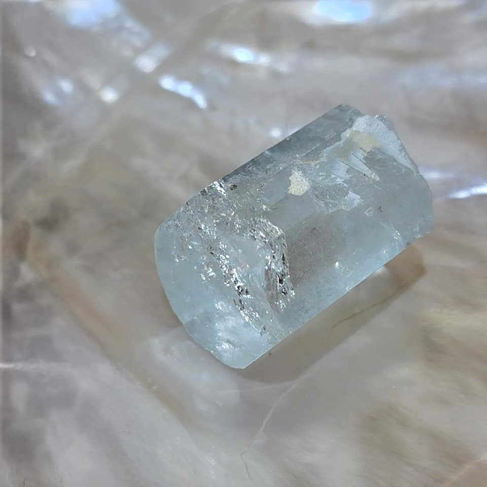 寶石級巴基斯坦海水藍寶原礦晶體230217-22號 ~好人緣、對應喉輪、增加溝通能力、也是旅行及以海維生職業的護身符