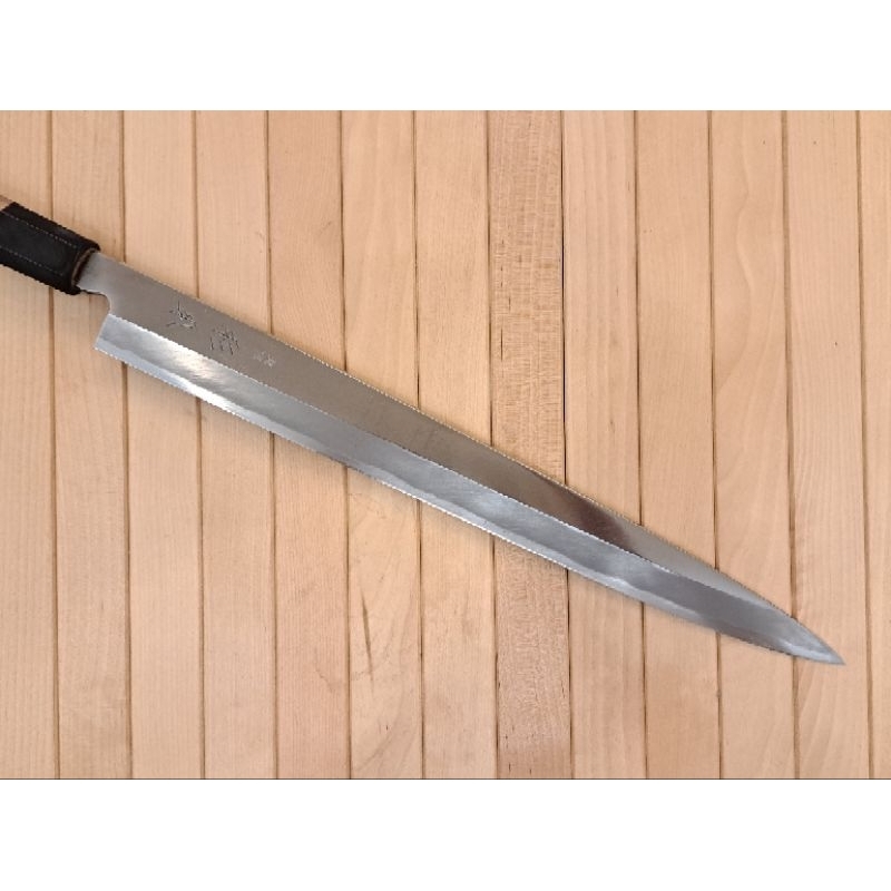 日本名廠 稀有 東京杉本 330mm 本霞 正夫柳刃，應為白紙鋼（會生鏽），刀子拿起來偏紮實重手，刀具為未使用之新古品