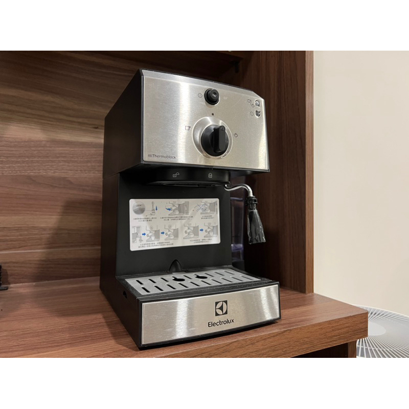 [二手] 伊萊克斯 半自動義式咖啡機 E9EC1-100S 加贈伊萊克斯 ECG3003S 電動咖啡磨豆機及諸多配件